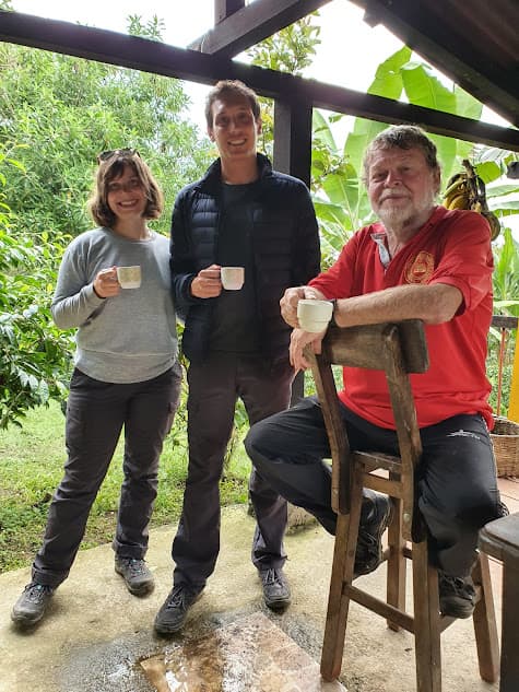 Guide explaining the coffee harvest during the English coffee tour at Finca Don Eduardo